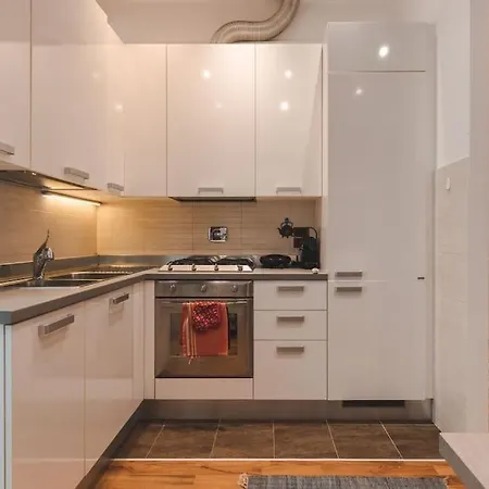 2 Bedroom - Free Wifi - Italian Star 的里雅斯特